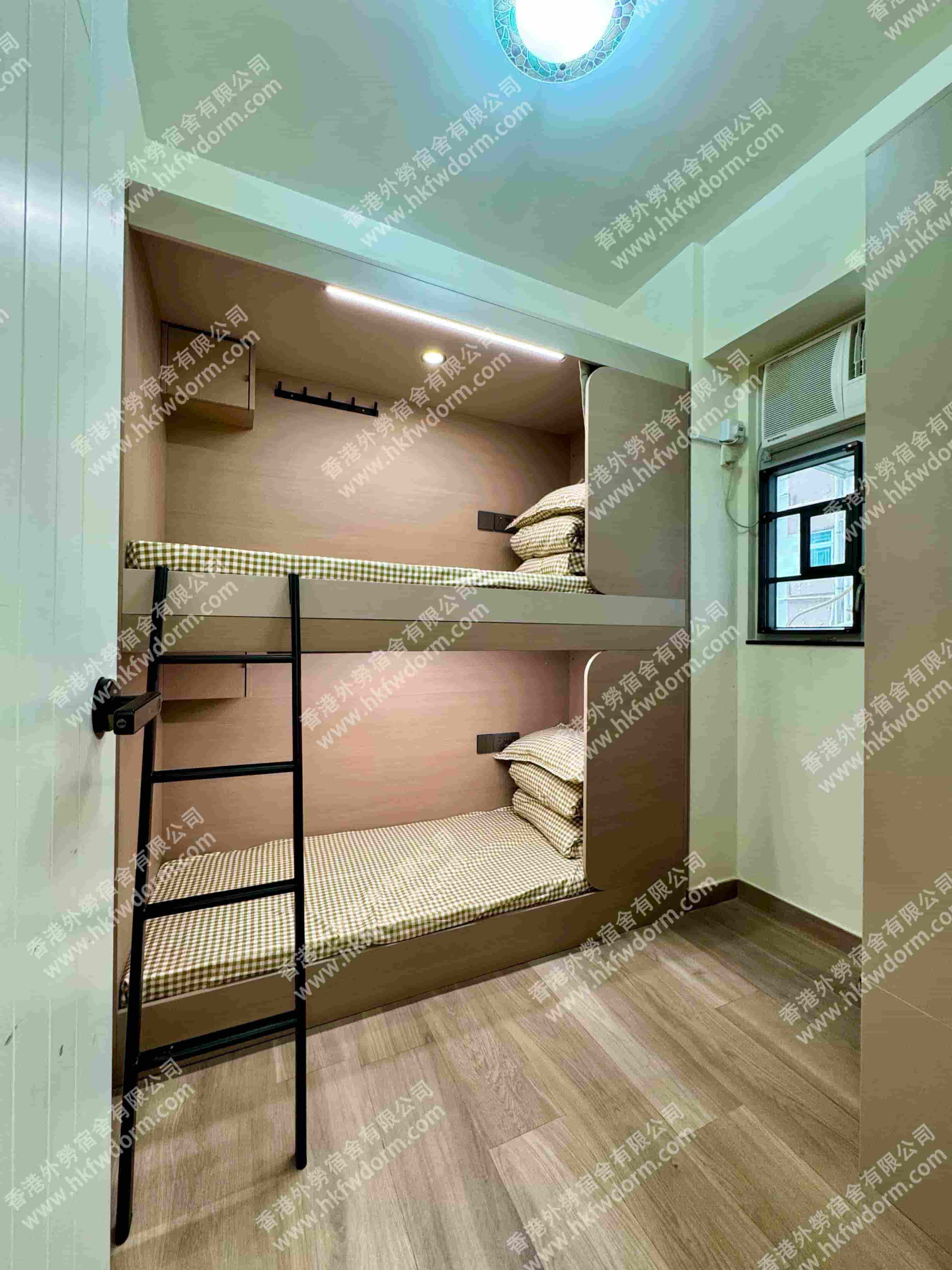 香港外勞宿舍雙人房間全景,寬敞明亮的居住空間